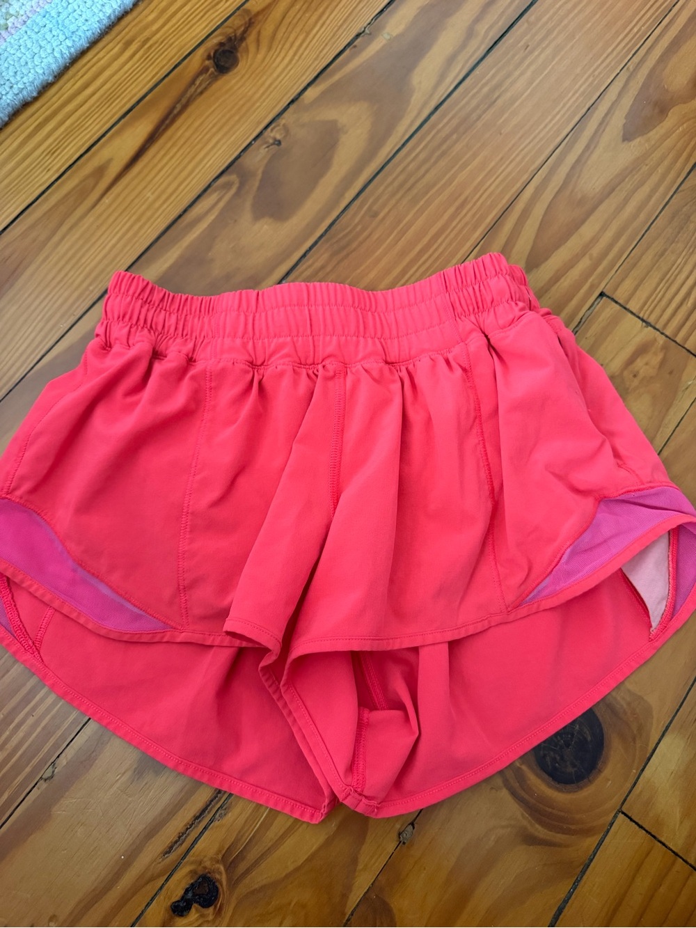 Lululemon womens size 4 2.5” Coral Pink Active Shorts